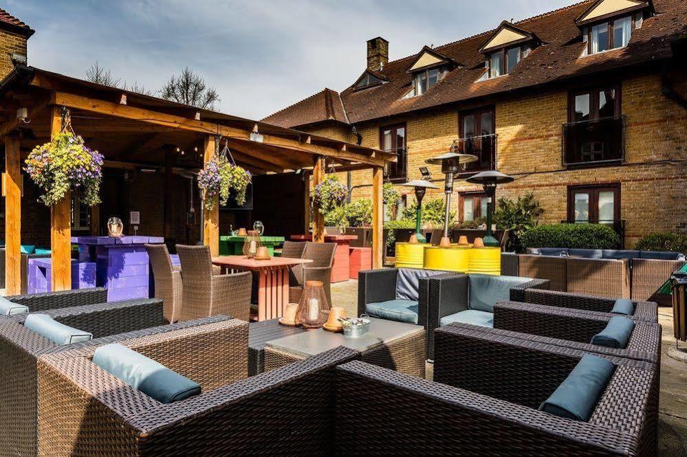 Crown Hotel Chertsey Exteriör bild