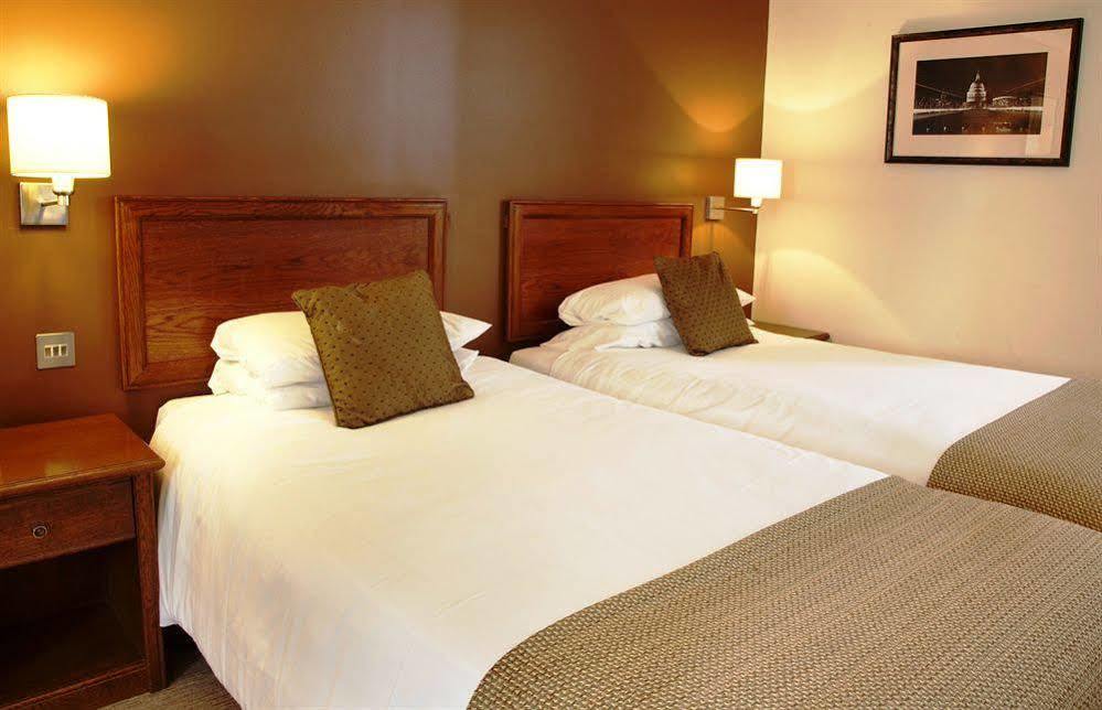 Crown Hotel Chertsey Exteriör bild